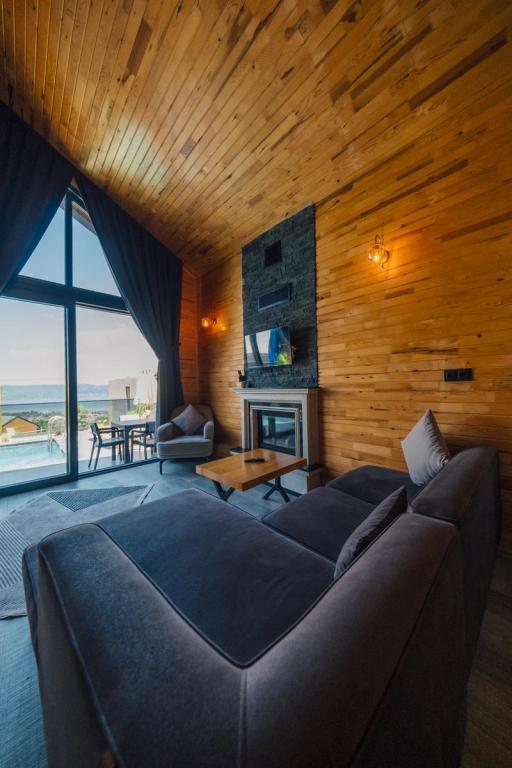 Standart Bungalow,Kısmi Göl Manzaralı,Isıtmalı Özel Havuzlu
