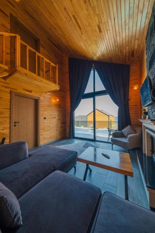 Standart Bungalow,Kısmi Göl Manzaralı,Isıtmalı Özel Havuzlu