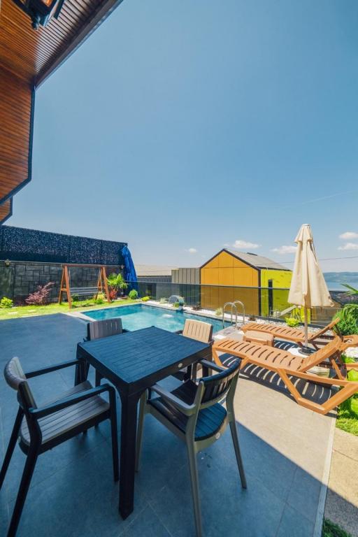 Standart Bungalow,Kısmi Göl Manzaralı,Isıtmalı Özel Havuzlu