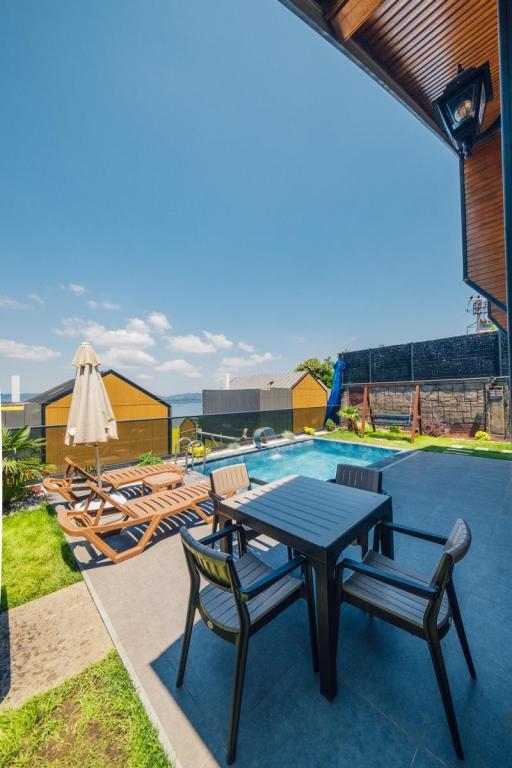 Standart Bungalow,Kısmi Göl Manzaralı,Isıtmalı Özel Havuzlu