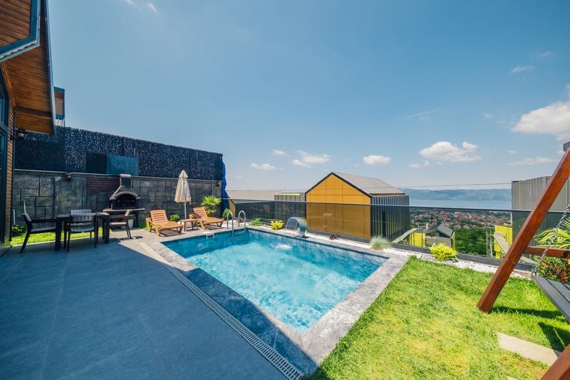 Standart Bungalow,Kısmi Göl Manzaralı,Isıtmalı Özel Havuzlu