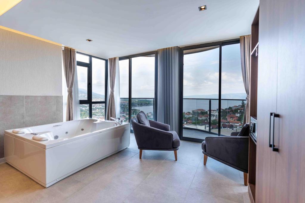 Junior Suite,göl Manzaralı,jakuzili Ve Balkonlu