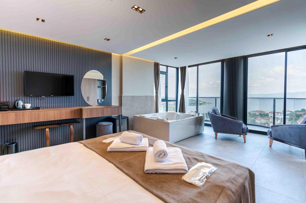 Junior Suite,göl Manzaralı,jakuzili Ve Balkonlu