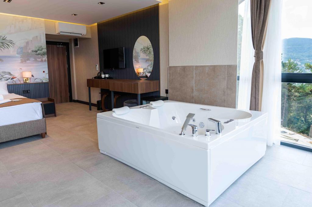 Junior Suite,göl Manzaralı,jakuzili Ve Balkonlu