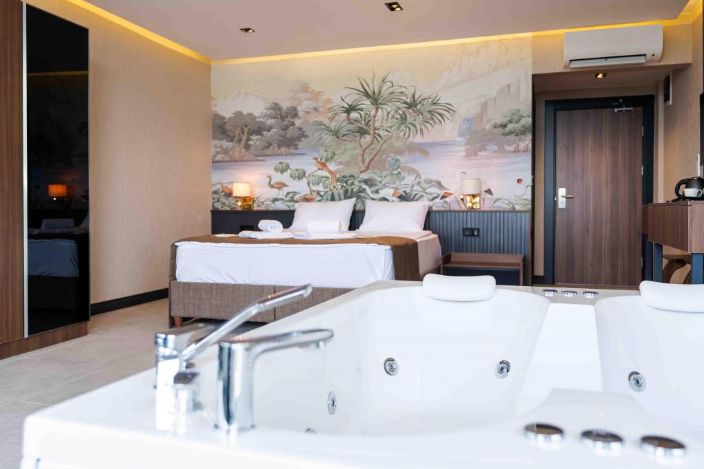 Junior Suite,göl Manzaralı,jakuzili Ve Balkonlu