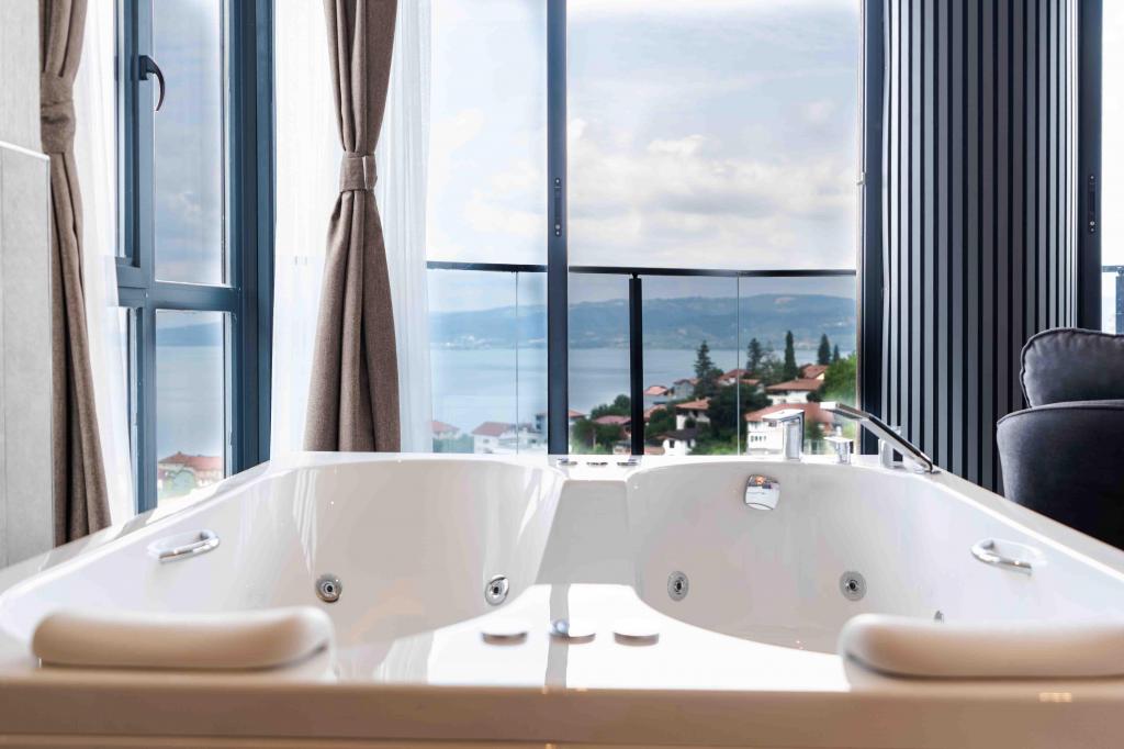 Junior Suite,göl Manzaralı,jakuzili Ve Balkonlu