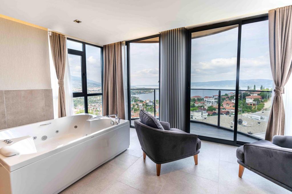 Junior Suite,göl Manzaralı,jakuzili Ve Balkonlu