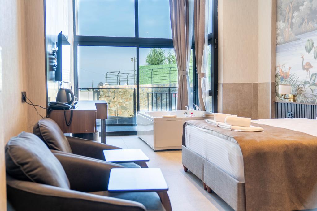 Standart Garden Room,kısmi Göl Manzaralı,jakuzili (2 Kişilik)