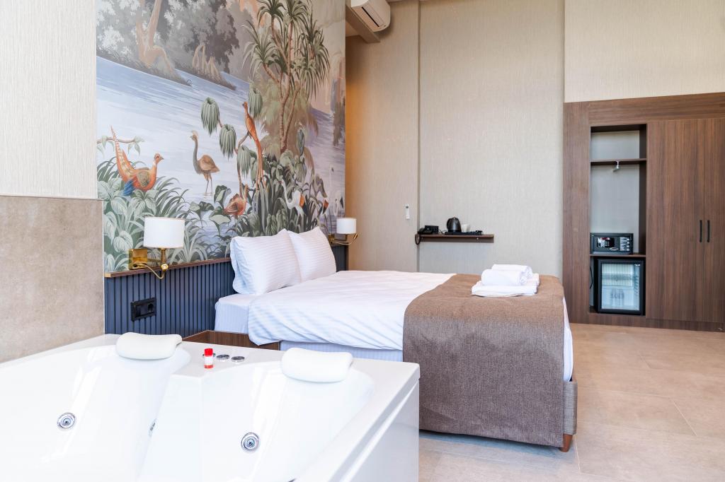 Standart Garden Room,kısmi Göl Manzaralı,jakuzili (2 Kişilik)