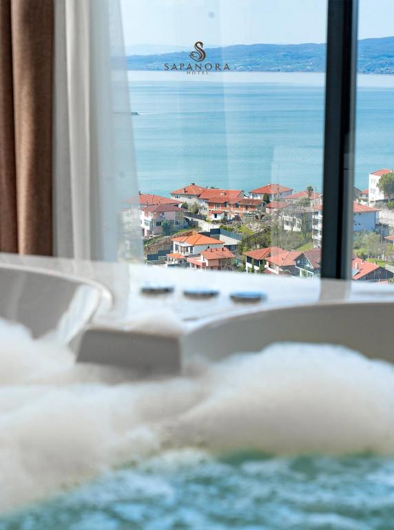 Junior Suite,göl Manzaralı,jakuzili Ve Balkonlu