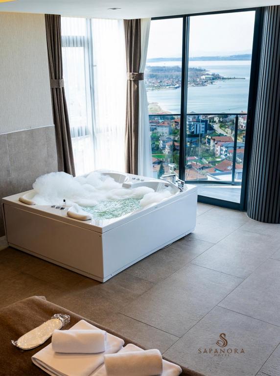 Junior Suite,göl Manzaralı,jakuzili Ve Balkonlu