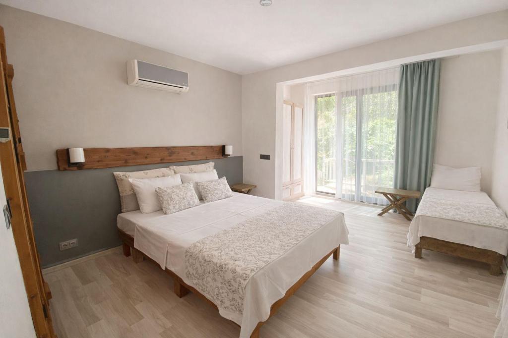 Zemin Kat Oda, Bahçe Manzaralı (3 Kişilik)