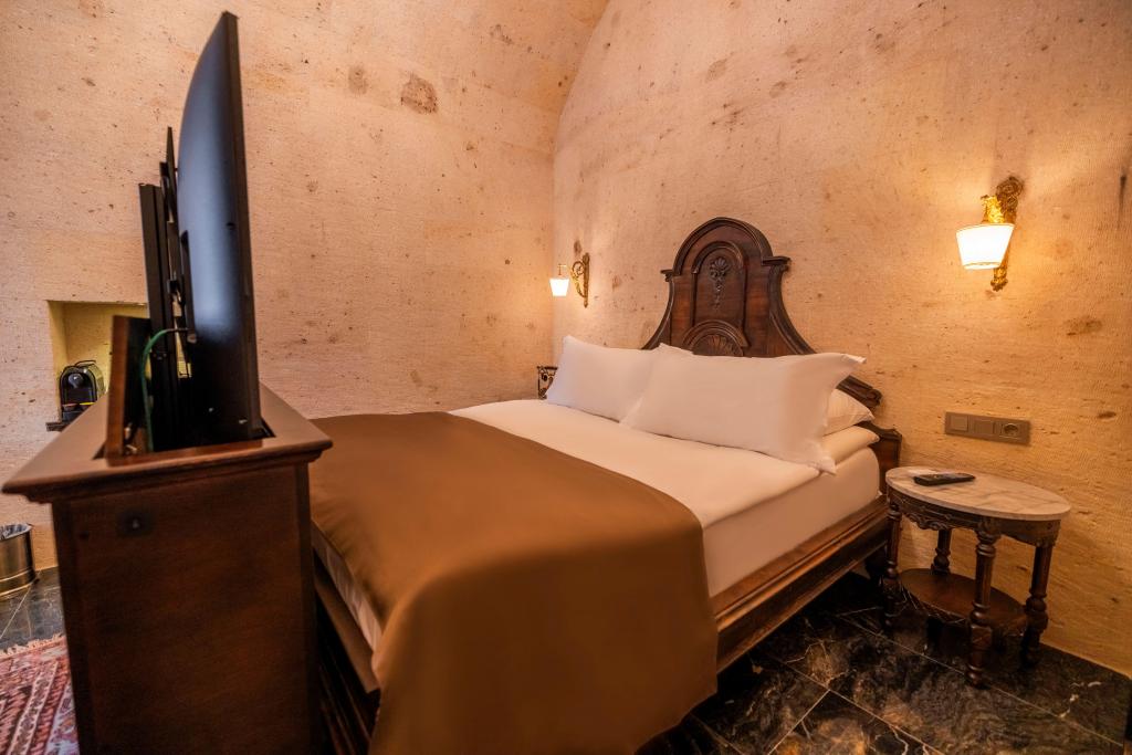 Deluxe Cave Suite Room (With Bathroom)