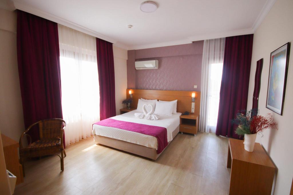 Standart Oda,Havuz Manzaralı,Balkonlu
