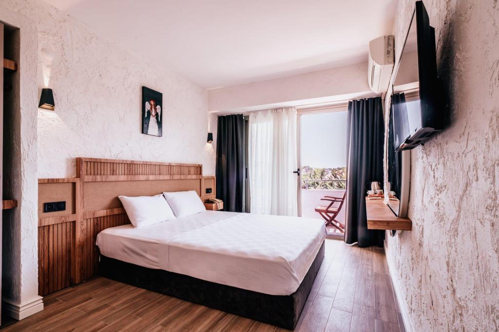 Standard Room, Partial Sea View