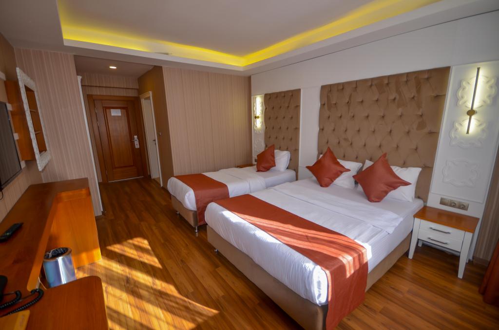 Triple,Dağ Manzaralı