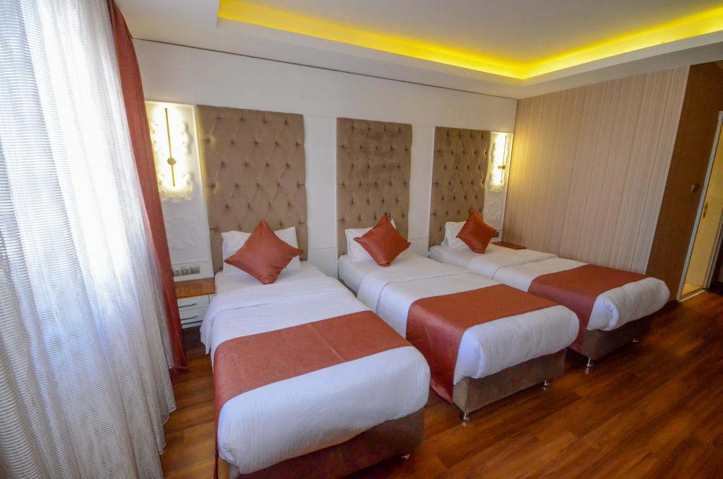 Triple,Dağ Manzaralı