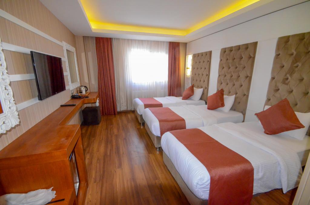 Triple,Dağ Manzaralı