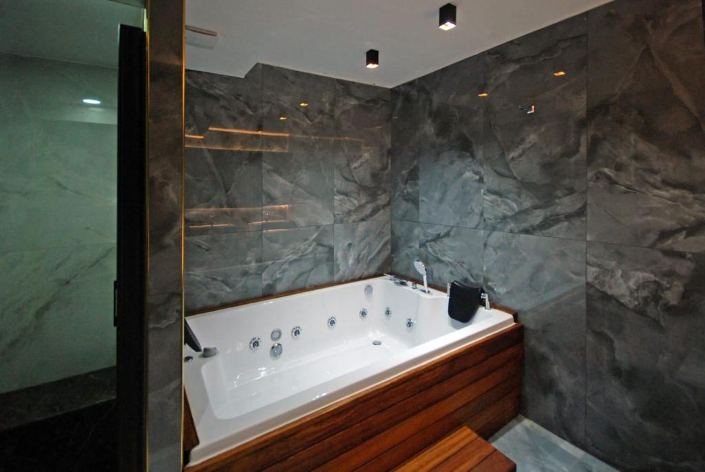 King Suite Room, City View (Balcony, Jacuzzi)