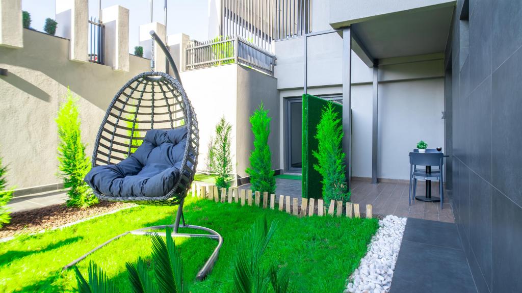 Aile Odası, Kara Manzaralı (Balkonlu)