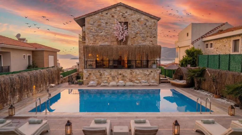 Deluxe Oda, Havuz Manzaralı (3 Kişilik, Balkonlu)