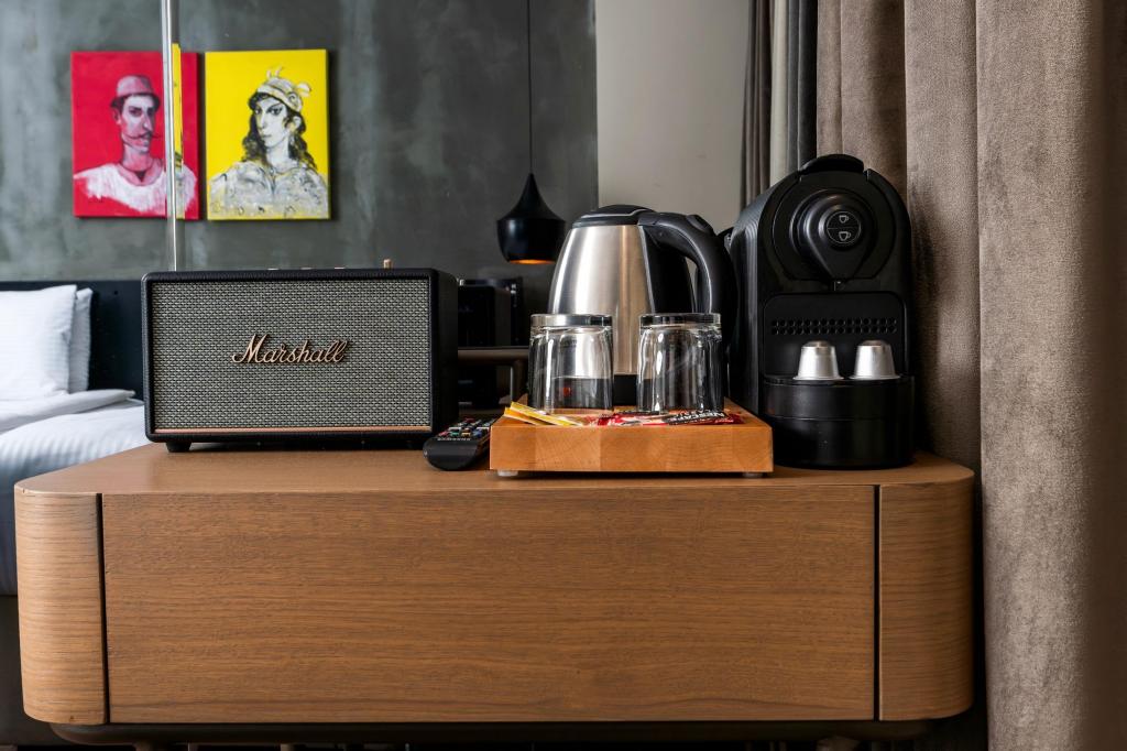 Superior Oda, Kara Manzaralı