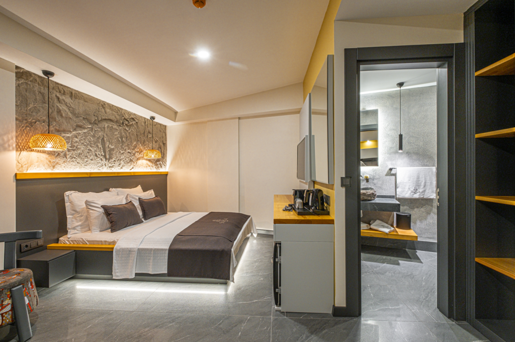 Standard Room, Pool View (3 Person, Balcony)