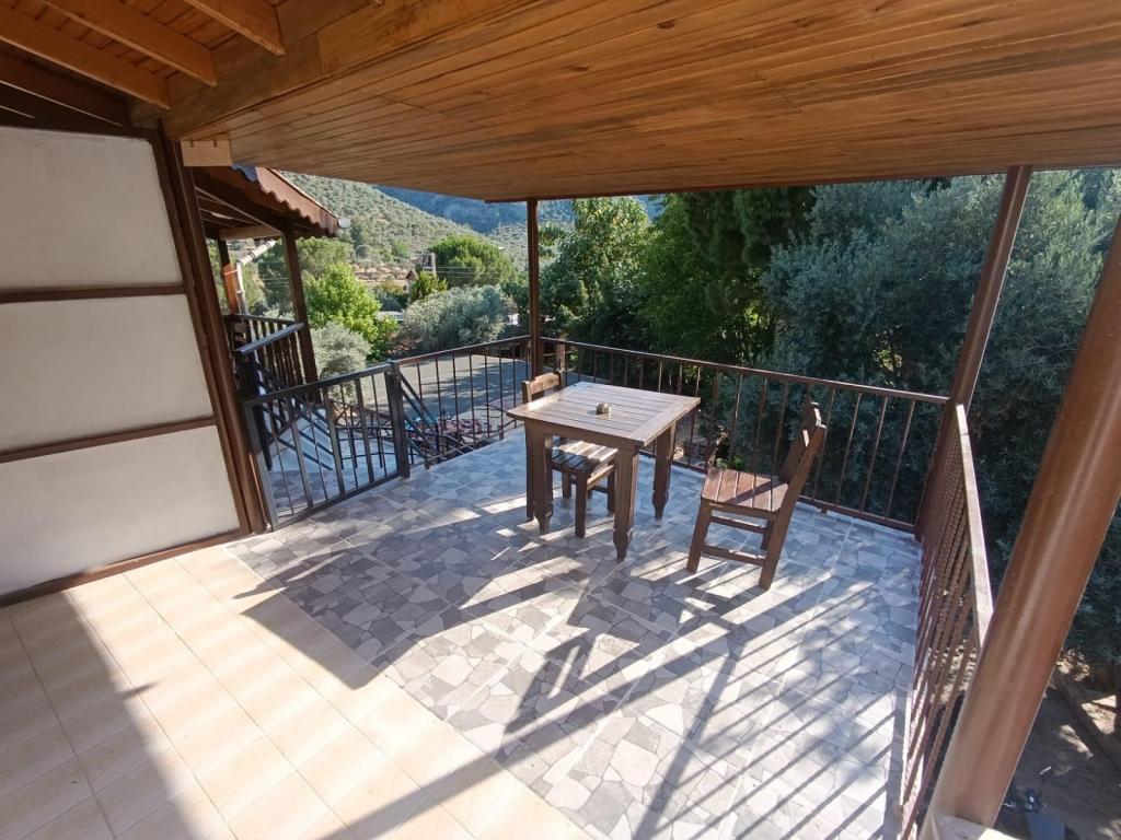 Standart Üç Kişilik Oda,Dağ Manzaralı,Balkonlu