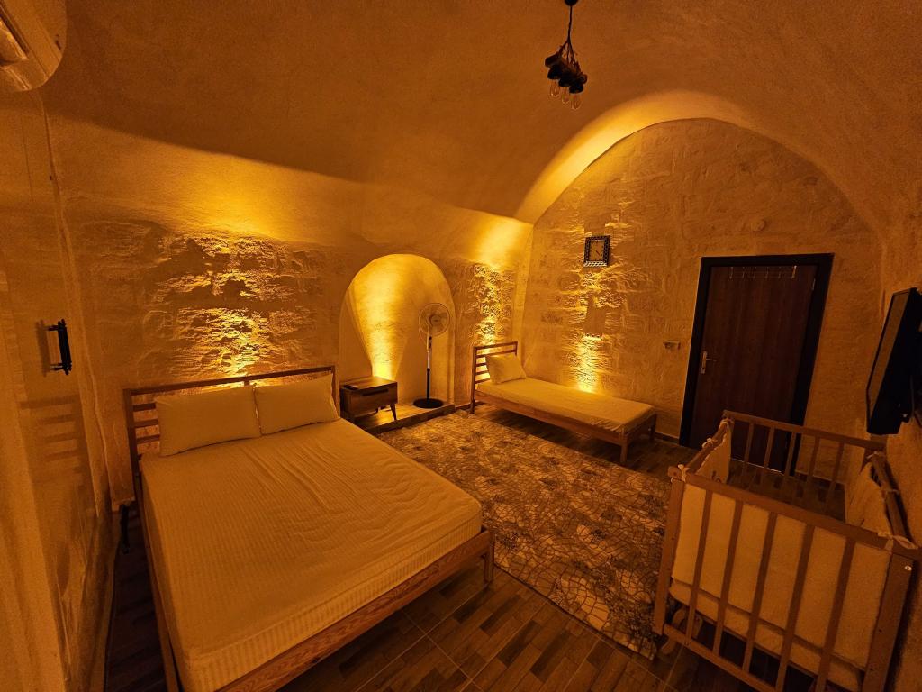 Taş Konak, Avlu Manzaralı, Balkonlu
