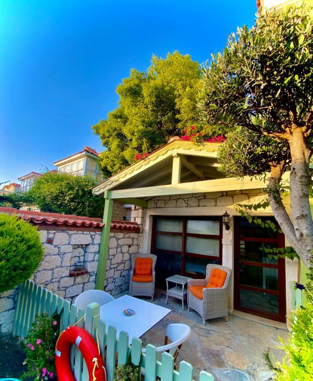 Deluxe Stone Room, Pool View