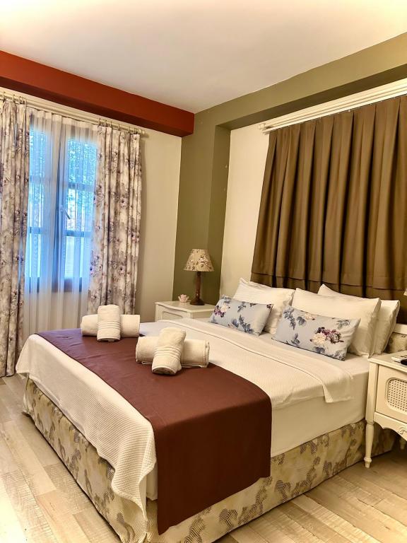 Deluxe Room (3 Person)