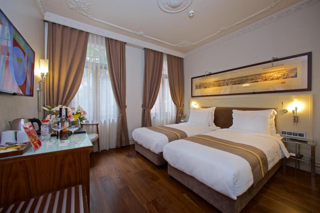 Iki Ayrı Yataklı Oda, Cadde Manzaralı