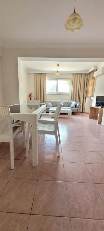 Apartment Ground Floor Flat Semi-Basement Room, Pool View