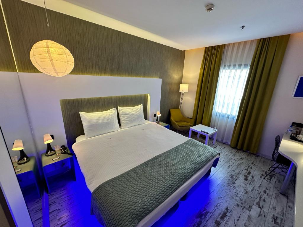 Standard Room, Street View