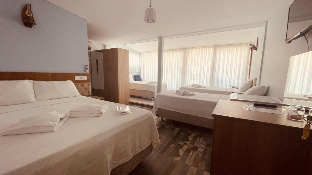 Aile Odası, Cadde Manzaralı (Balkonlu)