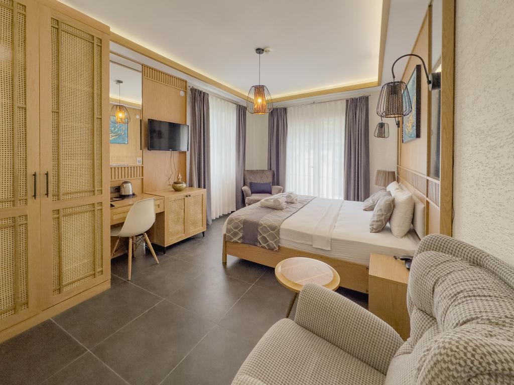 Corner Suite Room, Garden View (Balcony)
