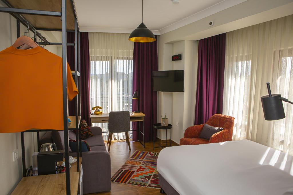 Deluxe Room, Lake View (Without Balcony)