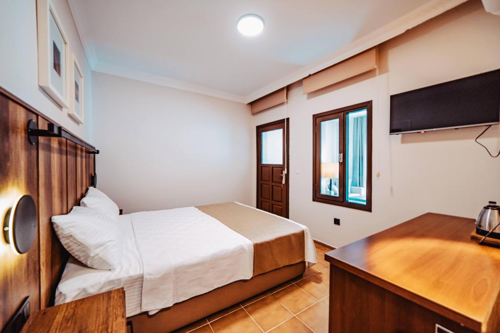 Standart Oda, Cadde Manzaralı (3 Kişilik, Balkonlu, Teraslı)