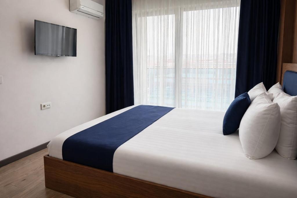 Deluxe Room, City View (Balcony)