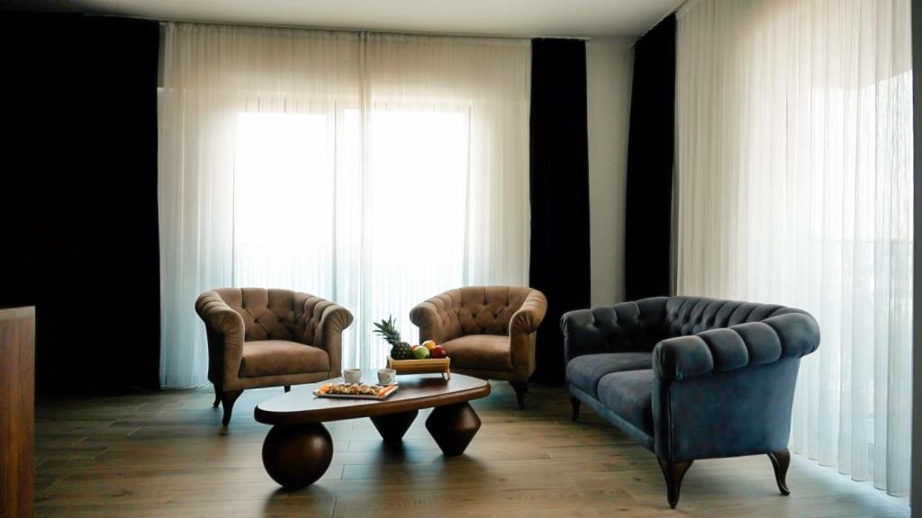 Corner Suite Room, City View (Balcony)