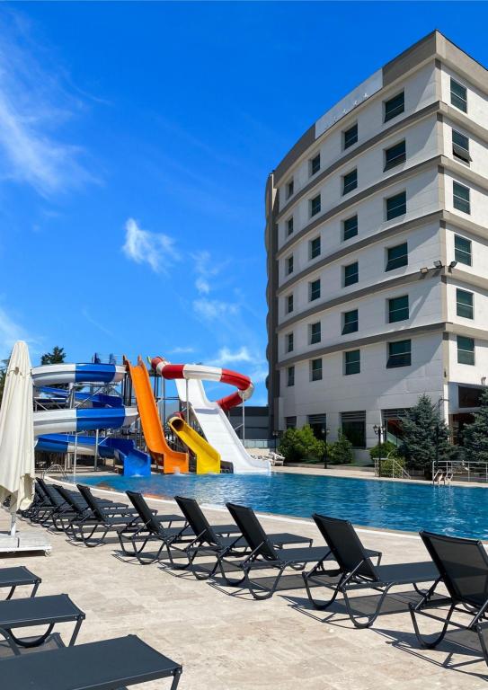 Açık Yüzme Havuzu ve Aquapark