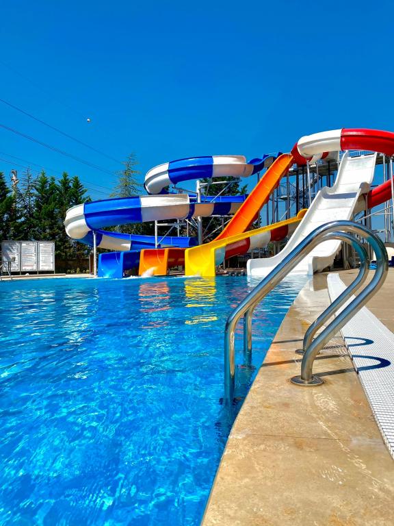 Açık Yüzme Havuzu ve Aquapark
