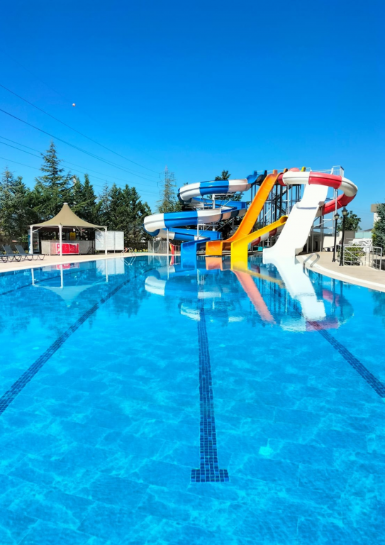 Açık Yüzme Havuzu ve Aquapark
