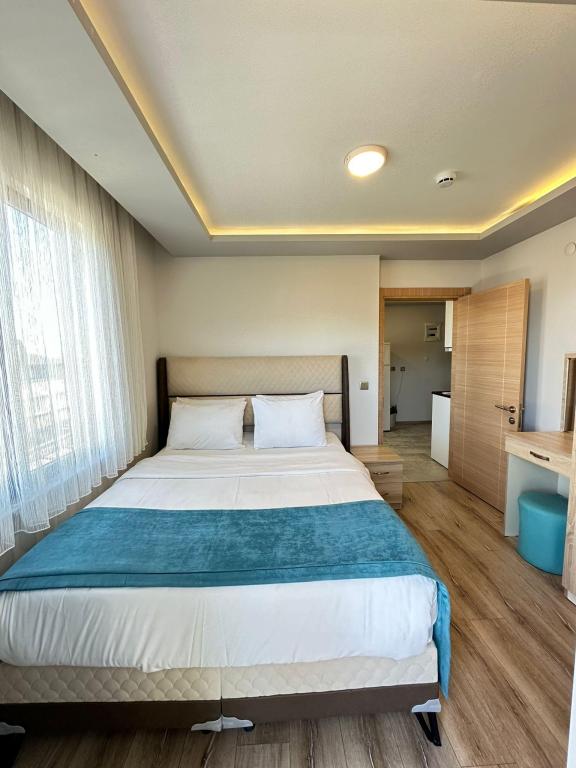 Superior Suite Room, Partial Sea View (Balcony)