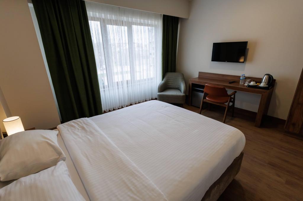 Standart Oda,kara Manzaralı,balkonsuz