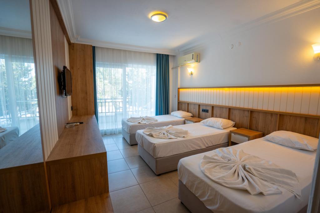 Triple,Bahçe Manzaralı