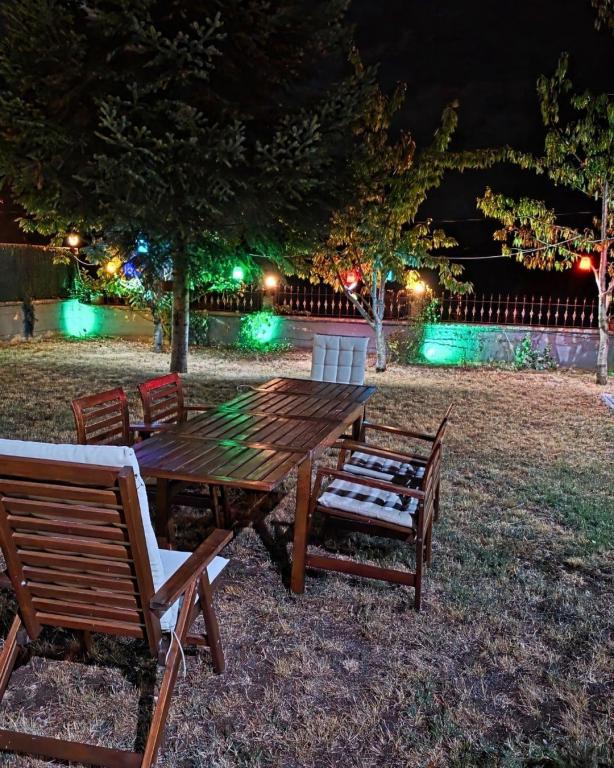 Geniş oturma alanları ile kalabalık gruplara uygun bahçe