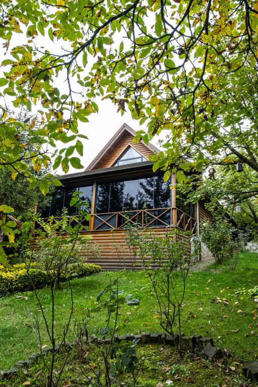 Villa Seyir geniş bahçe ve dış cephe görünümü.