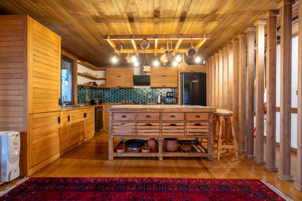 Tam donanımlı mutfak, ferah ve modern tasarım.