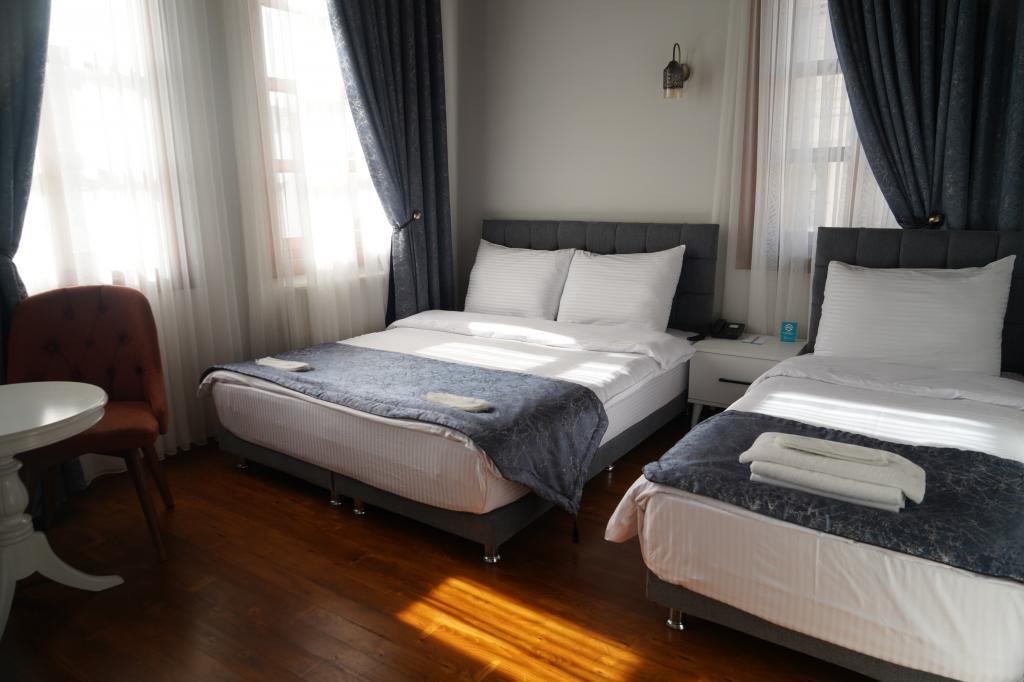  Üç Kişilik Oda, Büyük Yatak